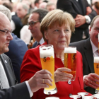 La cancillera brinda con cerveza junto al ministro de Agricultura alemán en Ingolstadt.