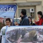 Más de medio cenetanar de vecinos se manifestaron ayer en el parque de La Era.