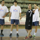 El pivote Gonzalo Carou junto al técnico Dani Gordo y Rogelio Llamazares.