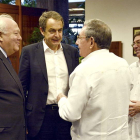 Moratinos y Zapatero conversan con Raúl Castro, de espaldas.