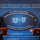 El ministro de Exteriores de Macedonia, Nikola Dimitrov, y el mediador de la ONU, Matthew Nimetz, en una rueda de prensa en Skopje.