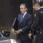 El ex presidente de Caja Madrid Miguel Blesa, ayer, a su salida de la Audiencia Nacional.