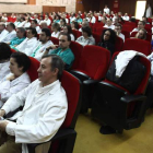 Foto de archivo de médicos especialistas del Hospital de León en una asamblea celebrada en el salón de actos.