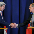 El secretario de Estado, John Kerry, le da la mano al ministro ruso de Exteriores, Serguei Lavrov.