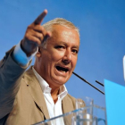 El presidente del PP andaluz, Javier Arenas, durante su intervención en un acto público con militantes y simpatizantes de su partido.