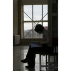 Una joven estudia antes de examinarse en la Universidad leonesa