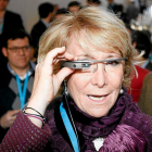 Esperanza Aguirre con las nuevas gafas tecnológicas.