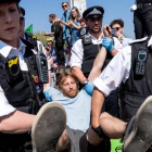 La policía detiene a un activista de Extinction Rebellion que estaba bloqueando este domingo el puente de Waterloo en Londres.