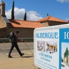 Un peregrino camino a Santiago por uno de los pueblos de la provincia de León. VALENCIA