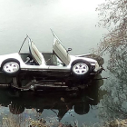 El coche accidentado en el agua
