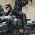 Anne Hathaway, como Catwoman, en una escena de la nueva película de Batman.