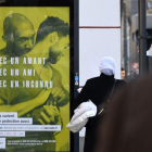 Un cartel de la campaña de prevención del SIDA en una calle de Rennes.