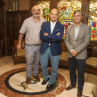El presidente de los farmacéuticos, Javier Herradón, entre Juan José González Herrero y Francisco José Domingo Hernández. F. OTERO PERANDONES