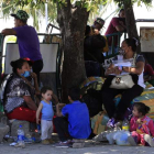 Decenas de miles de mujeres y niños venezolanos deambulan sin protección. MARIO CARCEIDO