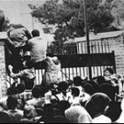 Imagen de archivo que muestra a varios estudiantes asaltando la embajada estadounidense en 1979