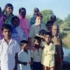 Angelina Blanco posa con un grupo de hindúes junto a uno de los proyectos relacionados con el agua