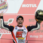 Marc Márquez celebra en el podio de Motegi su nuevo campeonato mundial. MAYAMA