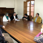 Nicanor Sen en la reunión con algunos de los familiares de los residentes.