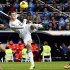 Bale chuta ante dos jugadores del Valladolid.