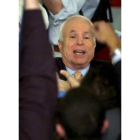 McCain se dirige a un grupo de sus incondicionales seguidores