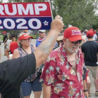 Seguidores de Trump hacen cola para participar en el inicio de campaña del presidente estadounidense en Florida.
