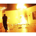 El consulado de Estados Unidos en Benghazi arde tras un ataque de un grupo armado.