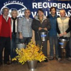 Joaquín Araujo, Diego Segura y Ramiro Pinto, con miembros de la asociación Riaño Vive en las jornada