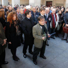 El juez decano de Zaragoza lee el manifiesto de la concentración flanqueado por representantes de los operadores judiciales, el pasado jueves.