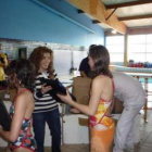 La concejala entrega los premios de salvamento.