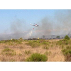 Medios aéreos de extinción de incendios, en plena actuación ayer a media tarde en La Virgen del Camino. M.A.Z.
