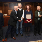 Cinco de los seis jubilados municipales, ayer con la alcaldesa en el salón de plenos, tras recibir la medalla municipal. L. DE LA MATA