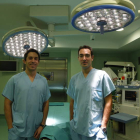 Pablo Casas Rodera, otorrinolaringólogo, y Álvaro Toribio García, oftalmólogo, los dos especialistas que realizan la técnica endonasal.