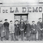 Imagen de los primeros trabajadores del periódico ‘La Democracia’. GRACIA