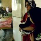 Dos mujeres iraquíes contemplan el registro de su casa