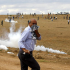 La policía lanza gases lacrimógenos en la frontera turca.