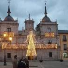 Un ángel luminoso alumbra la plaza del Ayuntamiento, con el Consistorio iluminado por hilos de luz