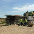 Los trabajadores retoman las obras de las pasarelas que comunicarán La Bañeza y Requejo.