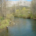 El cámping estará frente al río Torío.