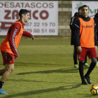 Thierry Moutinho, a la derecha, durante la sesión de entrenamiento sigue la acción de Yeray González, ya renovado. MARCIANO PÉREZ