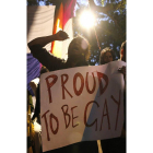 Un miembro del colectivo homosexual de la India grita consignas y muestra una pancarta durante una manifestación contra la decisión adoptada por el Tribunal Supremo de ilegalizar las relaciones sexuales entre homosexuales