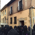 El alcalde de León viendo la procesión en la calle Corta