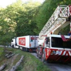 El trailer perdido, tras una noche incomunicado en Ruitelán, fue rescatado ayer por una gran grúa.