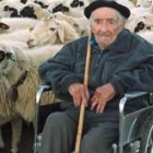Miguel Rubio González junto a un rebaño de ovejas en su pueblo de Palazuelo de Sayago (Zamora)