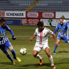 La imagen recoge lo que fue el partido. El culturalista Ángel Bastos aparece rodeado de contrarios en el derbi provincial. MARCIANO PÉREZ