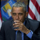 El presidente Obama bebe un vaso de agua de Flint.