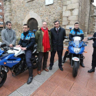 Los ediles Carballo y Merayo, y el delegado de Dornier, con las nuevas motos policiales.