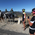 Dos peregrinos fotografían a los guardias civiles a caballo que velan por su seguridad en el Camino de Santiago.