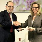 El director de Calidad y Sostenibilidad Ambiental, junto a la presidenta de Paisaje Limpio.