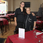 Elisa Sánchez y su nuera en el comedor del restaurante El Flecha.