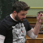 Gabriel Rufián le muestra unas esposas al presidente del Gobierno.